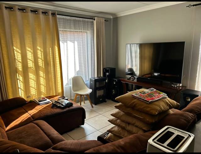 3 BEDROOM TOWNHOUSE TO LET IN MONTANA